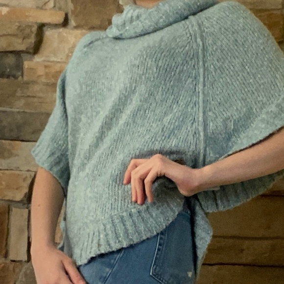 Micheal Kors Knit Poncho - Picture 4 of 7